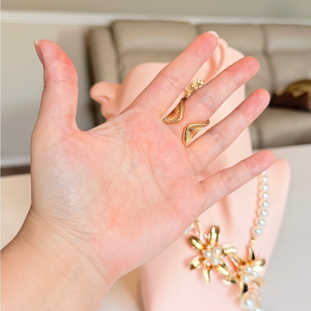 Gold-Plated White Cameo Statement Ring - Picture 10 of 10